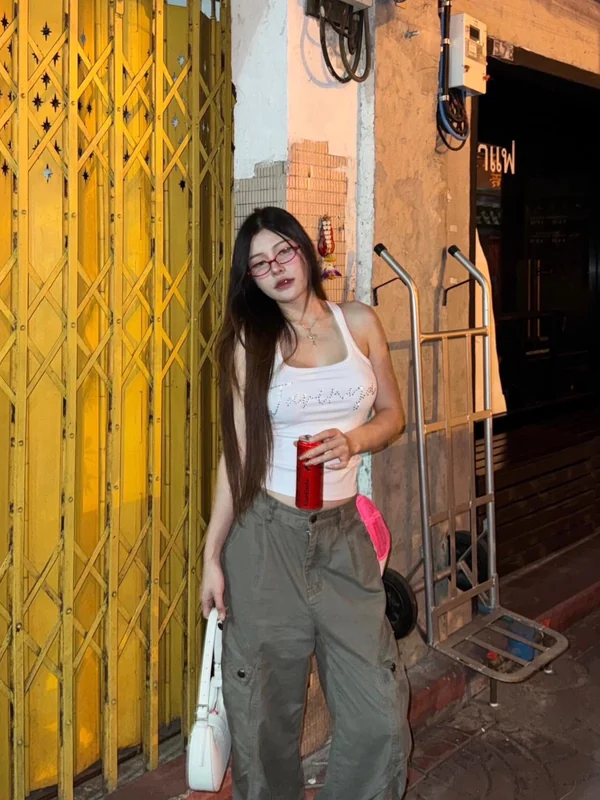 นางแบบสาวภาพเดี่ยว